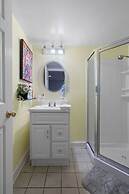 Charming Townhouse Retreat by Cozysuites