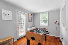 Charming Townhouse Retreat by Cozysuites