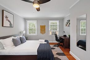 Charming Townhouse Retreat by Cozysuites