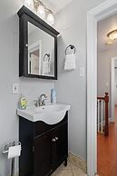 Charming Townhouse Retreat by Cozysuites