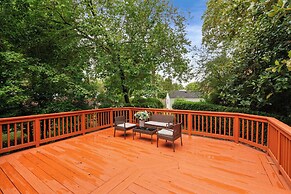 Charming Townhouse Retreat by Cozysuites