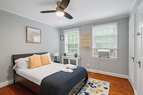 Charming Townhouse Retreat by Cozysuites