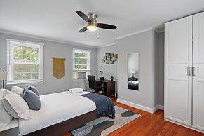 Charming Townhouse Retreat by Cozysuites