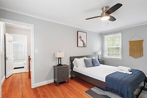 Charming Townhouse Retreat by Cozysuites