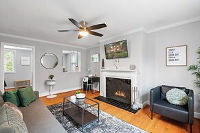 Charming Townhouse Retreat by Cozysuites