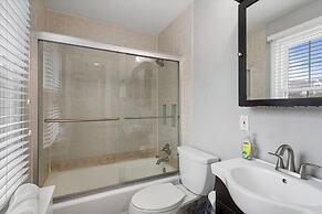 Charming Townhouse Retreat by Cozysuites