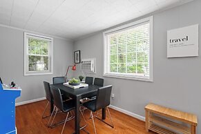 Charming Townhouse Retreat by Cozysuites