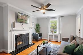 Charming Townhouse Retreat by Cozysuites
