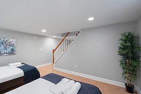 Charming Townhouse Retreat by Cozysuites