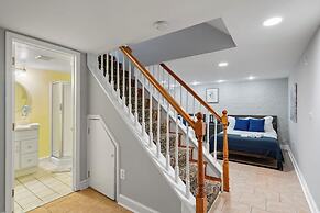 Charming Townhouse Retreat by Cozysuites