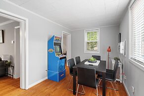 Charming Townhouse Retreat by Cozysuites