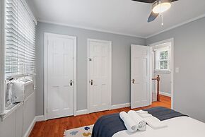 Charming Townhouse Retreat by Cozysuites