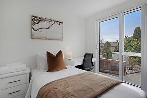 Coastal Living Retreat close to Beaches