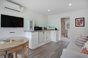 Coastal Living Retreat close to Beaches