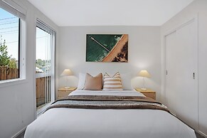 Coastal Living Retreat close to Beaches