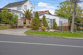 Coastal Living Retreat close to Beaches