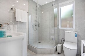 Coastal Living Retreat close to Beaches