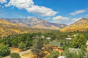 Idyllic Home in Kernville w/ Private Beach Access