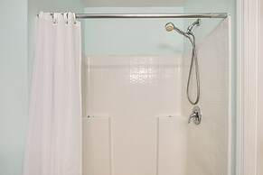 6 Mi to Downtown: Bright Palm Coast Getaway!