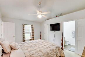 6 Mi to Downtown: Bright Palm Coast Getaway!