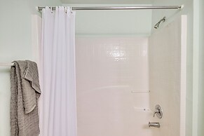 6 Mi to Downtown: Bright Palm Coast Getaway!