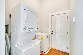 3 Mi to Duke: Downtown Durham Cottage!