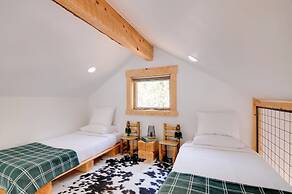 Apple Valley Cabin w/ Views, Dogs Welcome