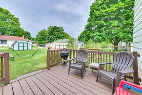 Walk to Lake Michigan: Pet-friendly Charlevoix Gem