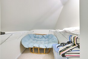 Walk to Lake Michigan: Pet-friendly Charlevoix Gem