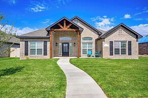 Amarillo Home w/ Hot Tub, 7 Mi to Wolflin Square!