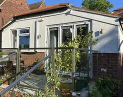 Cosy dog Friendly Self Contained Apartment With Parking