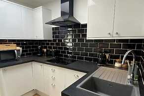 Cosy dog Friendly Self Contained Apartment With Parking