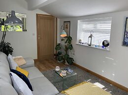 Cosy dog Friendly Self Contained Apartment With Parking