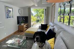 Cosy dog Friendly Self Contained Apartment With Parking
