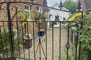 Cosy dog Friendly Self Contained Apartment With Parking