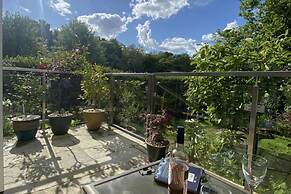 Cosy dog Friendly Self Contained Apartment With Parking