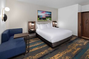 La Quinta Inn & Suites By Wyndham San Antonio At The Rim