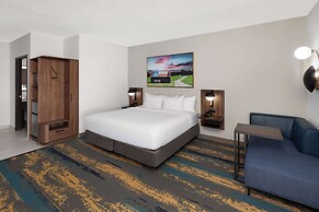 La Quinta Inn & Suites By Wyndham San Antonio At The Rim