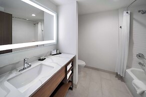 La Quinta Inn & Suites By Wyndham San Antonio At The Rim