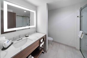 La Quinta Inn & Suites By Wyndham San Antonio At The Rim