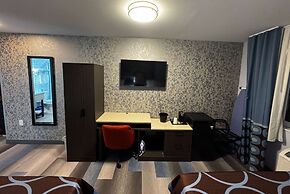 Super 8 by Wyndham Brooklyn Fulton Street/Broadway Junction