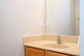 Cozy 4BR Regal Oaks w hot tub