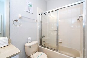 Cozy 4BR Regal Oaks w hot tub