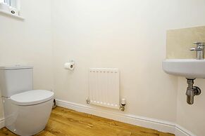 Detached 4 Bed-ultrafast Wifi,garden,free Parking