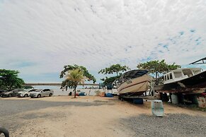 Riverbank Dungun Guesthouse & Cafe