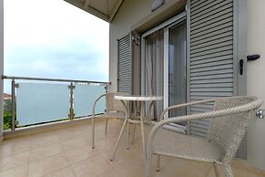 Avia Blue Maisonette - Steps From the Sea