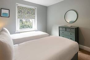 Host Stay Castle Hill Cottage