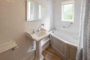 Host Stay Castle Hill Cottage