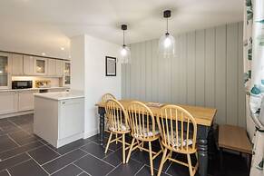 Host Stay Castle Hill Cottage