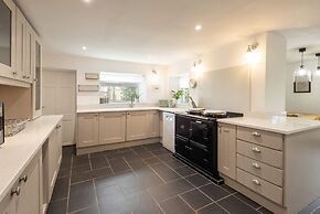 Host Stay Castle Hill Cottage